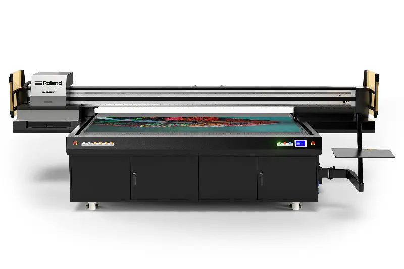 Imprimante UV à plat Roland EU-1000MF en cours d'impression